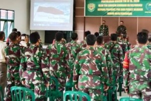 Anggota Kodim 0615 Kuningan saat mengikuti penyuluhan hukum.